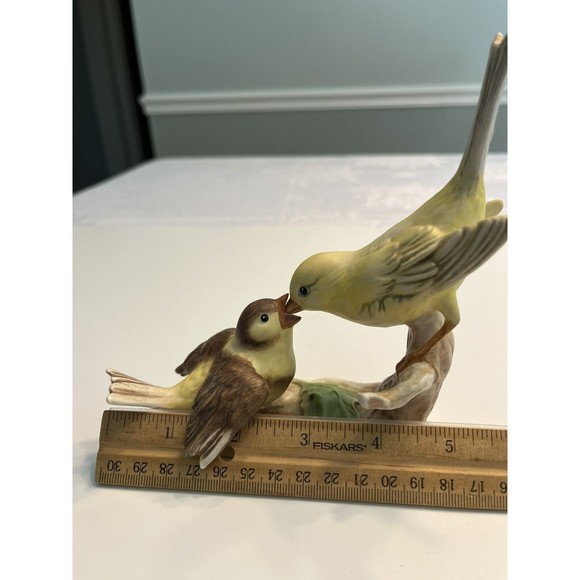 W Goebel Yellow Bird Canary Feeding Baby Chick Figurine Lang 6 W Germany 1967 - Picture 10 of 13